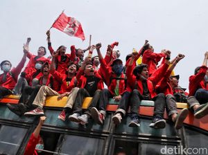 Momen Haru Ayah Beri Restu Anaknya Demo Tolak RUU KUHP Bikin Berkaca-kaca Momen Haru Ayah Beri Restu Anaknya Demo Tolak RUU KUHP Bikin Berkaca-kaca