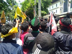 Ratusan Mahasiswa Lamongan Demo Tolak RUU Pertanahan di Kantor DPRD
