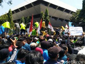 Video Mahasiswa Semarang Ramai-ramai Unjuk Rasa Tolak Revisi UU KPK Video Mahasiswa Semarang Ramai-ramai Unjuk Rasa Tolak Revisi UU KPK