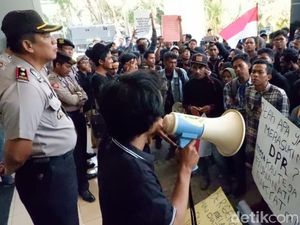 Ratusan Mahasiswa Pasuruan Duduki DPRD Tolak UU KPK dan RUU KUHP