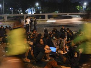 Massa Mahasiswa Masih Bertahan di DPR