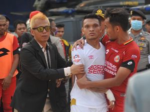 Cerita Ferdinand Tutup Pistol Gas Air Mata Polisi Lindungi Suporter PSM Cerita Ferdinand Tutup Pistol Gas Air Mata Polisi Lindungi Suporter PSM