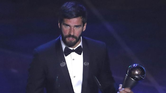 JUDI ONLINE Kiper Liverpool Alisson Becker memenangi gelar Kiper Terbaik Dunia FIFA 2019. (Foto: Antonio Calanni/AP Photo)
