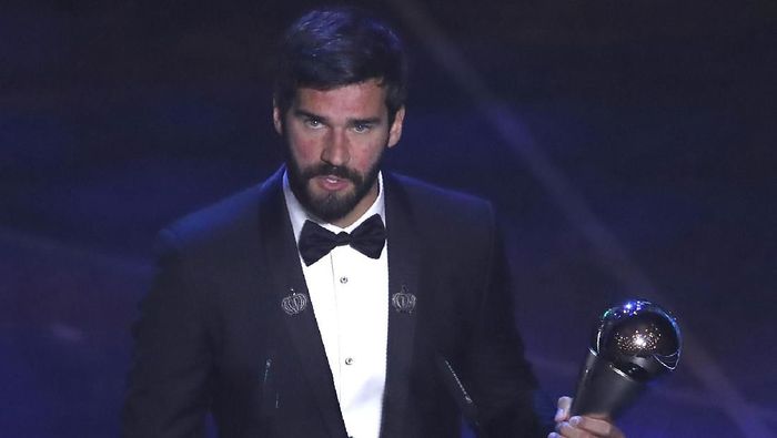 Kiper Liverpool Alisson Becker memenangi gelar Kiper Terbaik Dunia FIFA 2019. (Foto: Antonio Calanni/AP Photo)