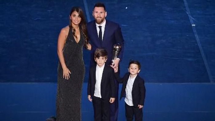 Lionel Messi dan keluarga di penghargaan Pemain Terbaik FIFA 2019. (Foto: Marco Bertorello / AFP)