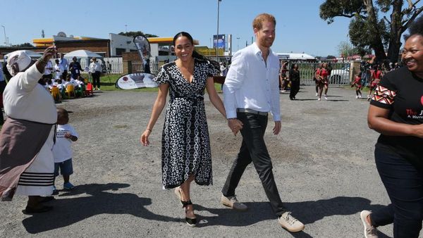 Kunjungi Afrika, Meghan Markle Pakai Baju Rp 1 Jutaan yang Ramah Lingkungan