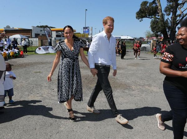 Kunjungi Afrika, Meghan Markle Pakai Baju Rp 1 Jutaan yang Ramah Lingkungan