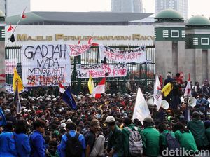 Netizen Penasaran Ketua BEM UGM dan Gas Air Mata Terbuat dari Apa Netizen Penasaran Ketua BEM UGM dan Gas Air Mata Terbuat dari Apa