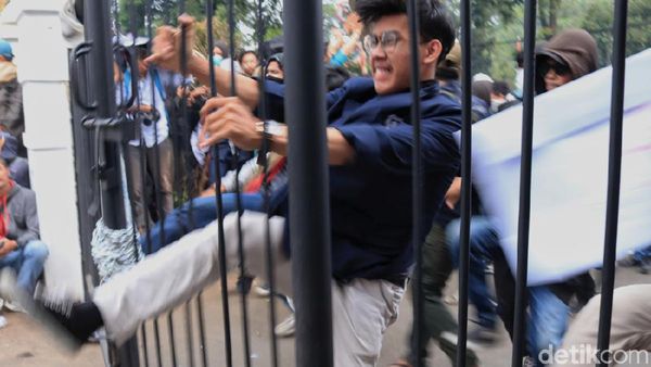 Bentrok Demonstran dan Polisi di Bandung Memanas