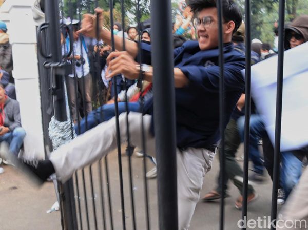 Bentrok Demonstran dan Polisi di Bandung Memanas