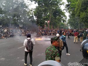 Sempat Ricuh, Mahasiswa Masih Bertahan di Sekitar Gedung DPRD Jabar