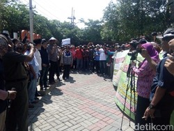 Petani Datangi DPRD Lamongan Tuntut Proteksi Obyek dan Subyek Pertanian