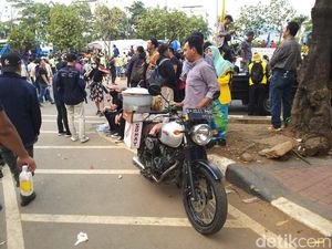 Mentereng, Tukang Siomay Bawa Motor Gaul di Aksi Demo Mahasiswa