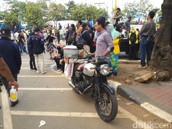 Mentereng, Tukang Siomay Bawa Motor Gaul di Aksi Demo Mahasiswa