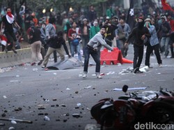 Hindari Gas Air Mata, Pendemo Kabur ke Gedung Latihan GBK