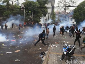 Demonstran Ricuh di Bandung, Polisi Tahan 4 Mahasiswa Positif Narkotik Demonstran Ricuh di Bandung, Polisi Tahan 4 Mahasiswa Positif Narkotik