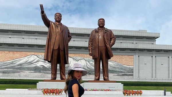 Model Ini Terancam Dibui karena Selfie Seksi dan Curi Topi Tentara Korut