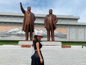 Model Ini Terancam Dibui karena Selfie Seksi dan Curi Topi Tentara Korut