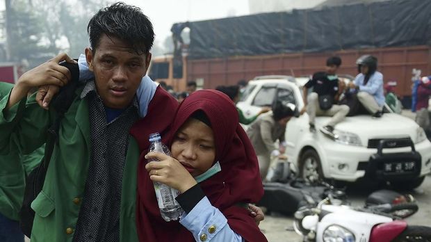 Mahasiswa yang tergabung dalam Aliansi Sumsel Melawan menyelamatkan diri saat terlibat bentrok dengan aparat keamanan saat melakukan aksi di luar gedung DPRD Sumatera Selatan, Palembang, Sumatera Selatan, Selasa (24/9/2019). Aksi untuk menolak pengesahan RUU KUHP dan menolak UU KPK tersebut berakhir ricuh. ANTARA FOTO/Mushaful Imam/wpa/ama.