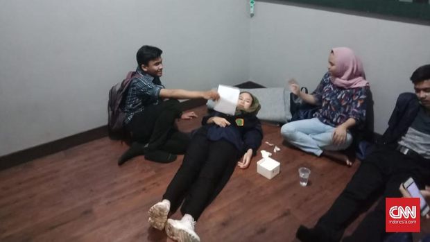 Polisi Tembak Gas Air Mata Coba Bubarkan Massa di DPRD Jabar
