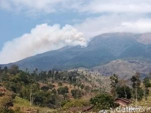 Penampakan Kepulan Asap Kebakaran di Gunung Sumbing