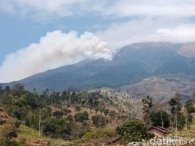 Penampakan Kepulan Asap Kebakaran di Gunung Sumbing