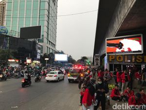 Flyover Slipi Arah Cawang Diblokade Mahasiswa, Lalu Lintas Semrawut