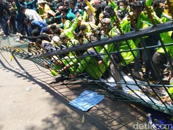 Massa Mahasiswa Robohkan Pagar Kantor DPRD Jateng