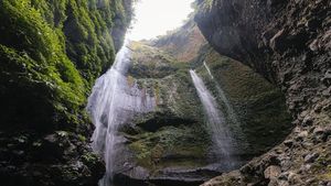 Potret Air Terjun Abadi di Pulau Jawa
