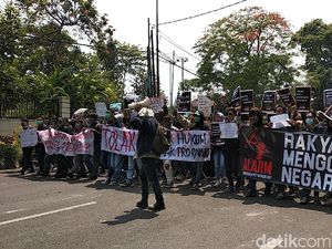 Demonstran di Bandung Usung Spanduk Rakyat Menggugat Negara