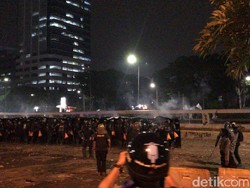 Mahasiswa Kembali Paksa Masuk DPR, Polisi Lepaskan Gas Air Mata