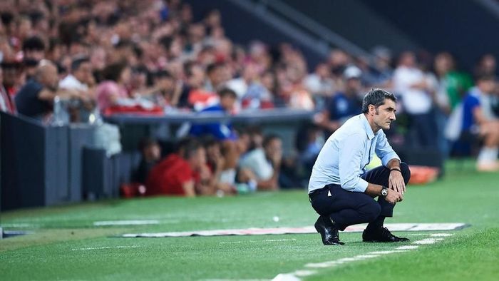 Ernesto Valverde ada dalam tekanan usai Barcelona meraih hasil tak memuaskan belakangan ini (Foto: Juan Manuel Serrano Arce/Getty Images) Ernesto Valverde ada dalam tekanan usai Barcelona meraih hasil tak memuaskan belakangan ini (Foto: Juan Manuel Serrano Arce/Getty Images)