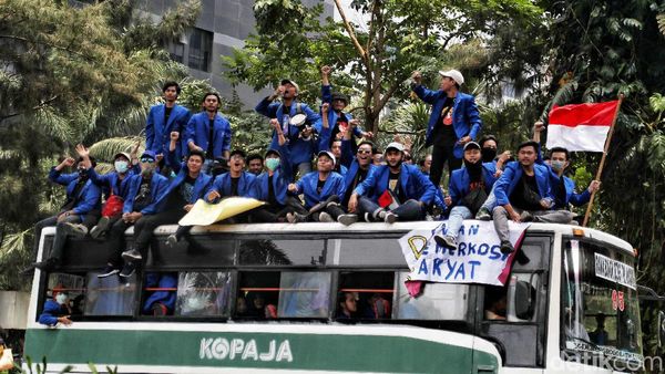 Bawa Spanduk Hingga Bendera, Mahasiswa Mulai Memenuhi Senayan