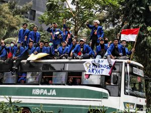 Bawa Spanduk Hingga Bendera, Mahasiswa Mulai Memenuhi Senayan