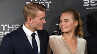 Annekee Molenaar datang ke malam puncak FIFA Football Awards yang dilangsungkan di Milan untuk menemani kekasihnya Matthijs de Ligt (Claudio Villa/Getty Images)