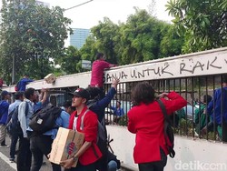 Masuk Tol Dalkot, Mahasiswa Cegat Pengendara Minta Air Minum dan Makanan
