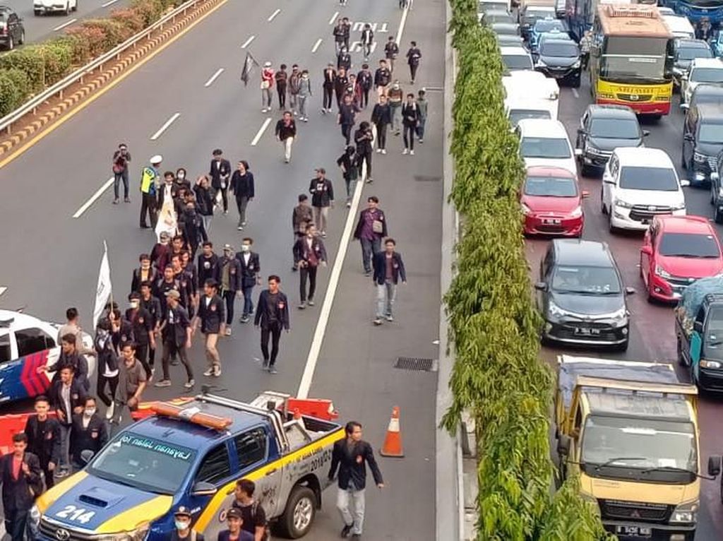 Massa Berbaju Serba Hitam Long March di Tol Dalkot ke DPR Massa Berbaju Serba Hitam Long March di Tol Dalkot ke DPR