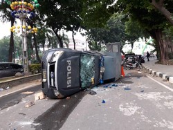 Total 7 Mobil Polisi Dirusak Massa Demo di DPRD Sumut