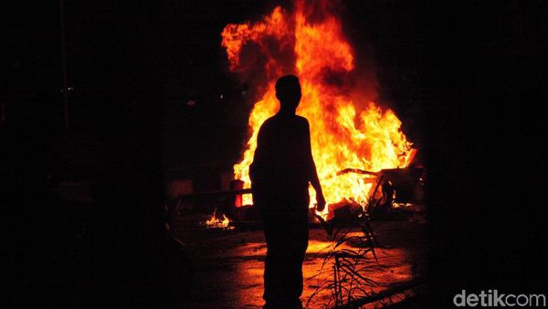 Mahasiswa Bertahan di Belakang Gedung DPR dan Bakar Sejumlah Barang