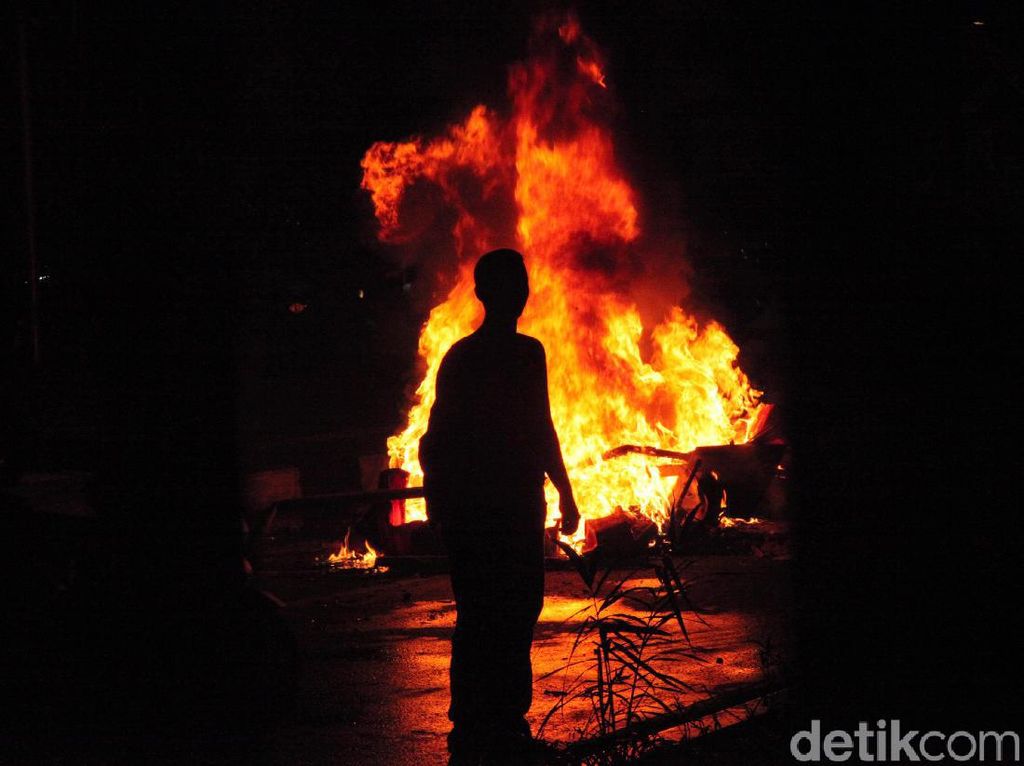Mahasiswa Bertahan di Belakang Gedung DPR dan Bakar Sejumlah Barang Mahasiswa Bertahan di Belakang Gedung DPR dan Bakar Sejumlah Barang
