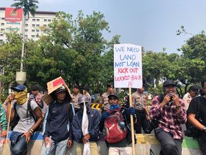 Petani Demo di Istana: Robek Sertifikat dan Teriak Cukup Dibohongi Jokowi!