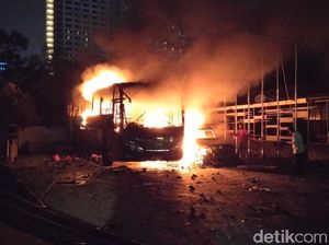 Buat Barikade, Polisi Pukul Mundur Massa di Hotel Mulia Senayan