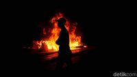 Hingga Malam, Bentrok Polisi-Mahasiswa Belum Rampung