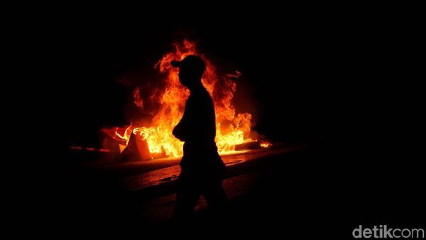 Hingga Malam, Bentrok Polisi-Mahasiswa Belum Rampung