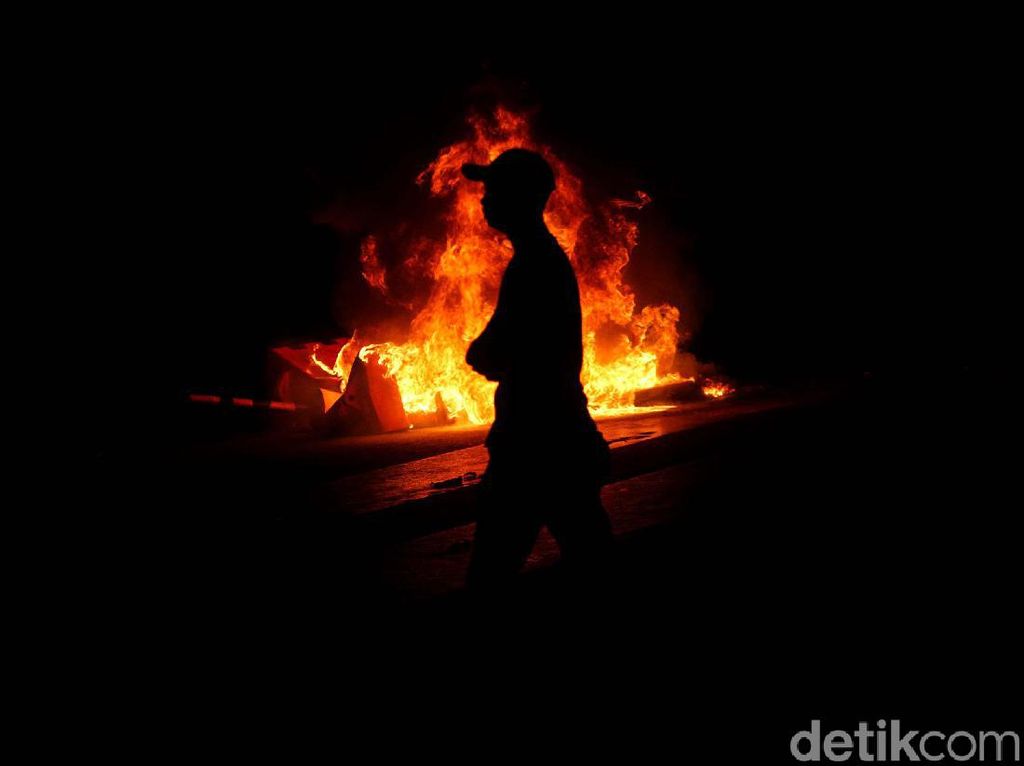 Hingga Malam, Bentrok Polisi-Mahasiswa Belum Rampung Hingga Malam, Bentrok Polisi-Mahasiswa Belum Rampung