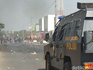 Demo di Makassar Ricuh Lagi, Mahasiswa Lempar Batu ke Polisi