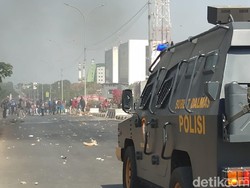 Demo di Makassar Ricuh Lagi, Mahasiswa Lempar Batu ke Polisi