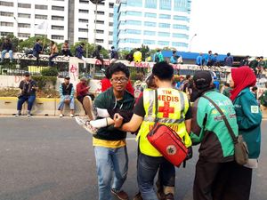 Kelelahan, Sejumlah Mahasiswa yang Demo di Depan DPR Pingsan