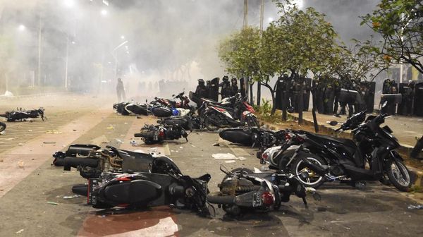 Deretan Kendaraan Korban Aksi Demo Mahasiswa