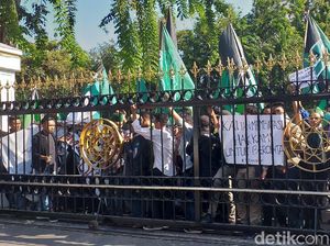 Ratusan Mahasiswa Surabaya Demo Tolak UU KPK dengan Bawa Senturi